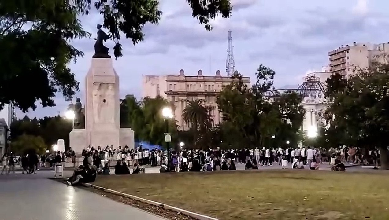 Estudiantes de Bahía celebran el UPD en la Plaza Rivadavia
