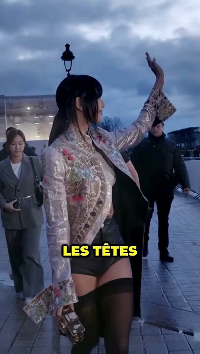 Lisa de BLACKPINK sous les feux de la rampe lors du défilé Louis Vuitton FW24 à Paris l actu kpop