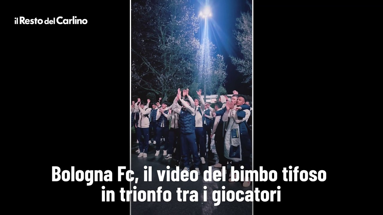 Bologna Fc, il video del bimbo tifoso in trionfo tra i giocatori