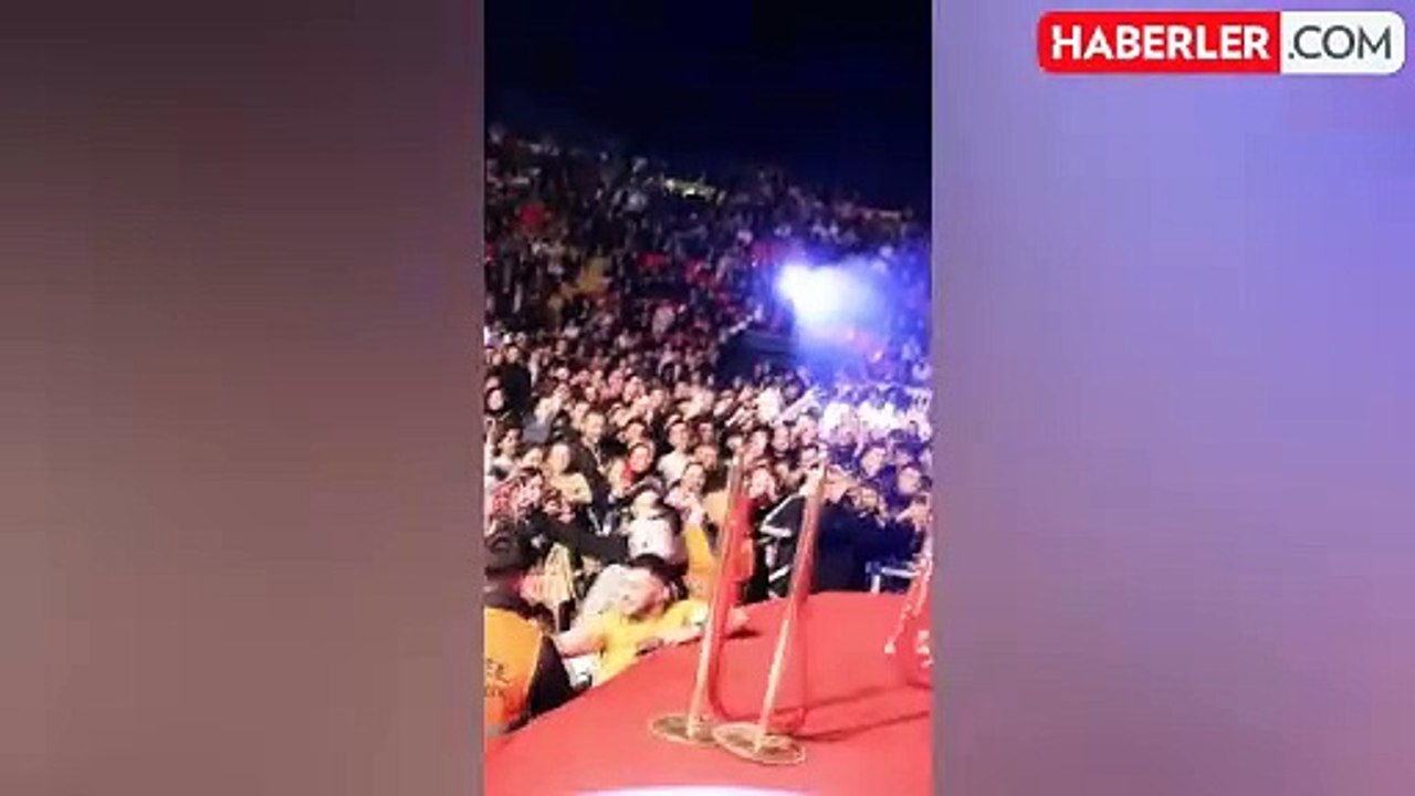 Melek Mosso konserde dans ederken kendinden geçti