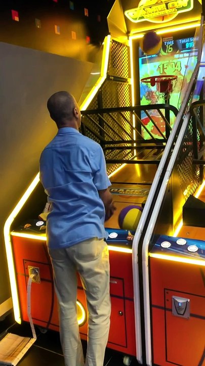 游乐场投篮零失误 Uncle 打爆 投球机