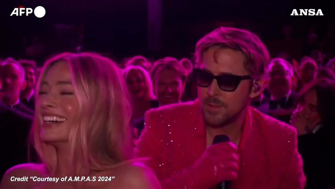 Oscar, Ryan Gosling in rosa Barbie per "I'm Just Ken"