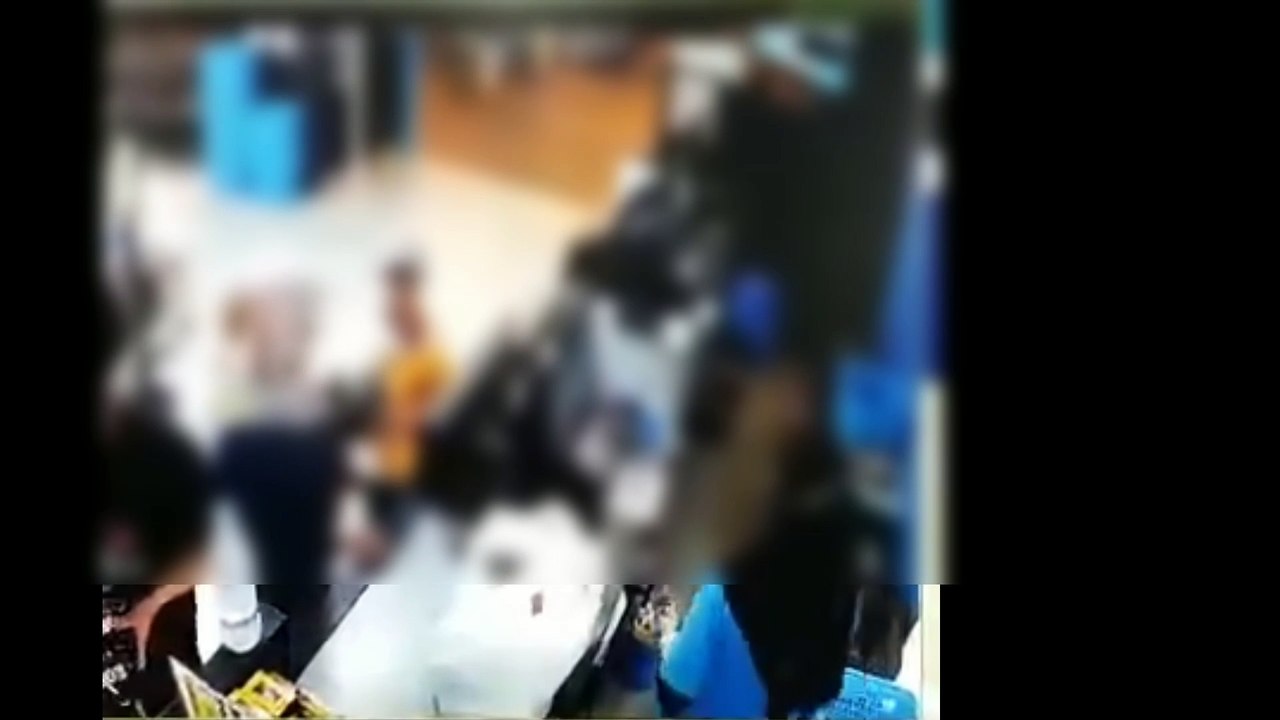 火爆妇女等得不耐烦 出手暴打怀孕收银员