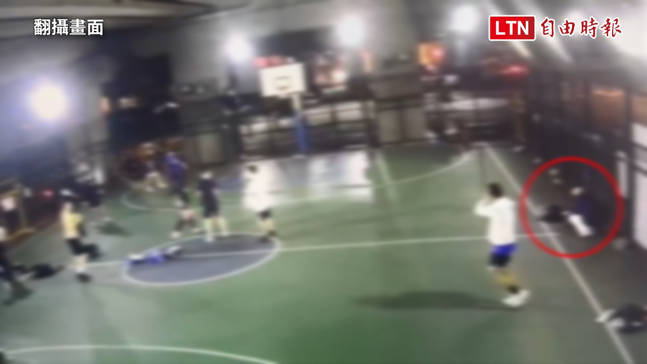 球友竟是賊！ 趁打籃球空檔專偷現金（翻攝畫面）