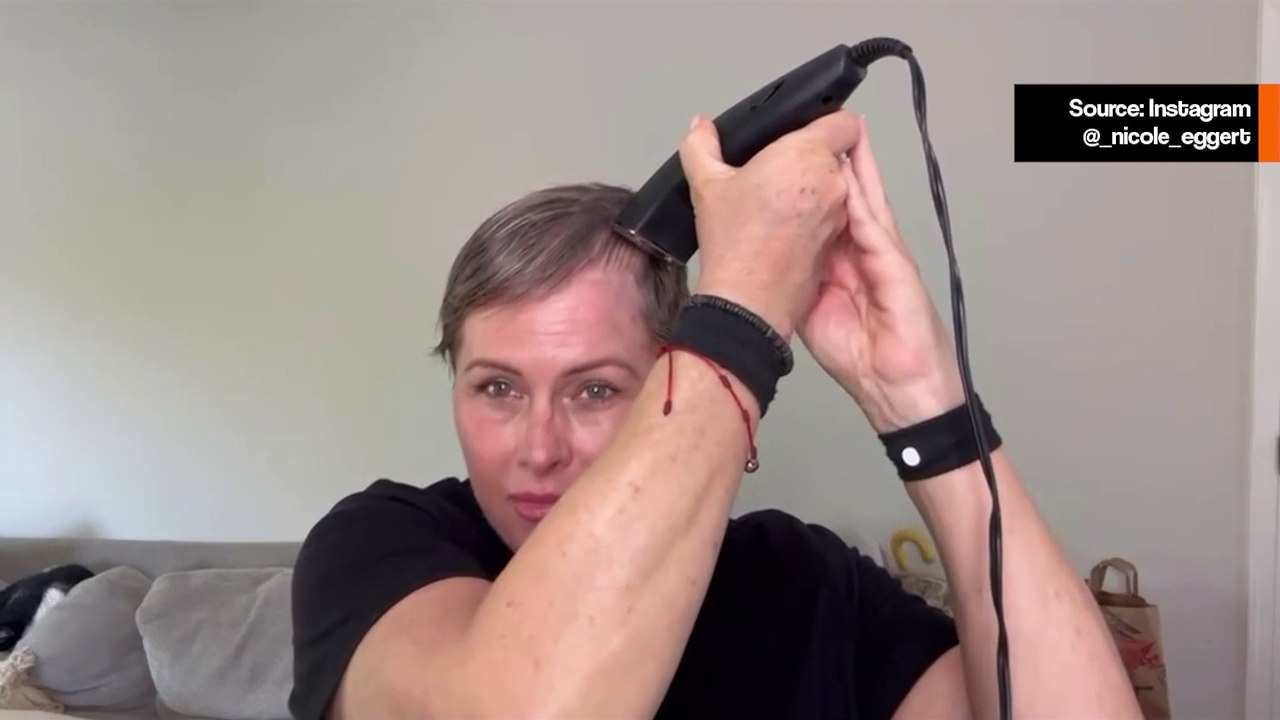 Video: "Baywatch"-tähti Nicole Eggert ajaa päänsä kaljuksi taistellessaan rintasyöpää vastaan