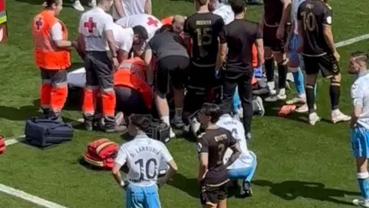 Dioni da el susto en el Málaga CF vs. Intercity y se retira en ambulancia de La Rosaleda