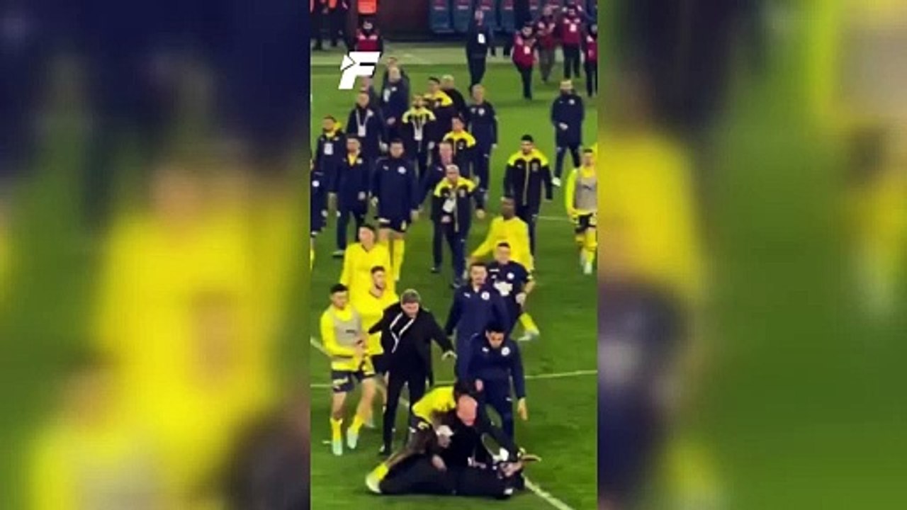 Trabzonspor Yardımcı Antrenörü Egemen Korkmaz'dan Fenerbahçeli İrfan Can Eğribayat'a saldırı!