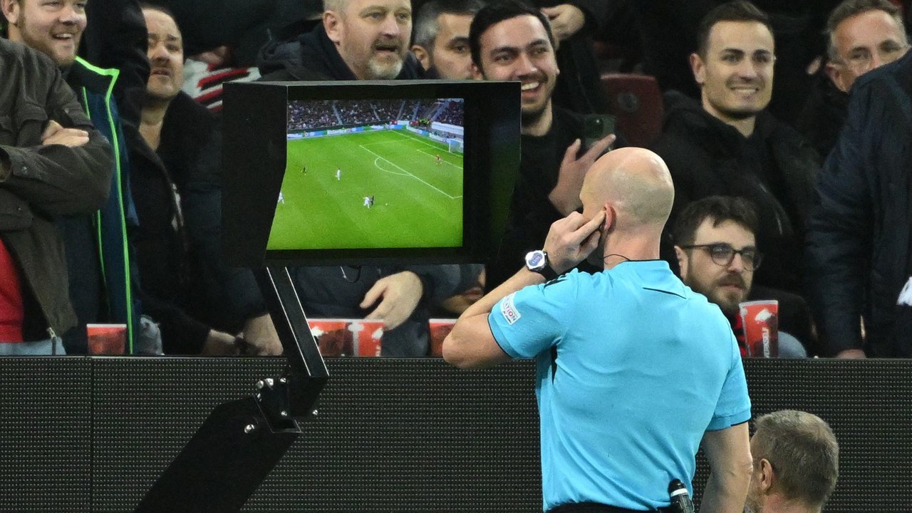 Le patron des arbitres français veut encore plus de VAR en Ligue 1