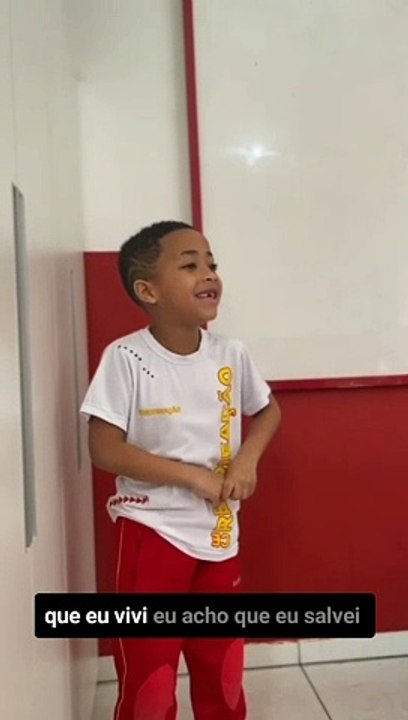 Vídeo: menino de 7 anos conta como salvou bebê de afogamento