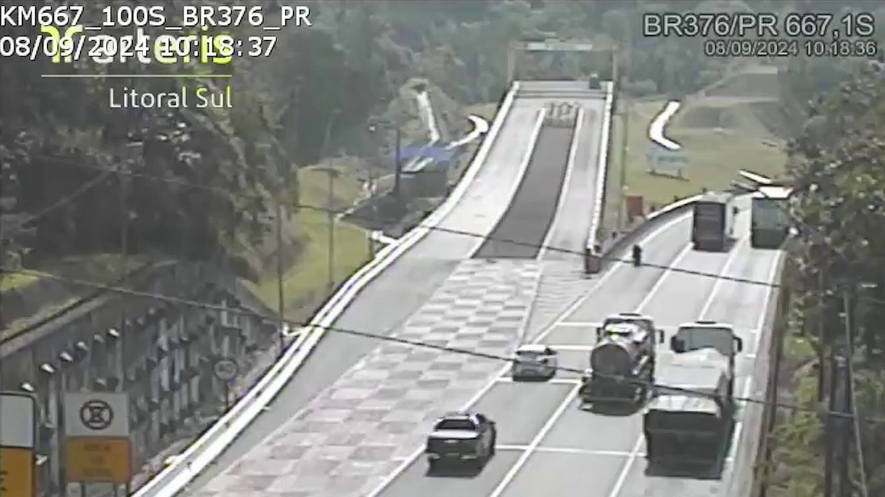 Com um minuto de diferença, dois caminhões entram nas áreas de escape da BR-376