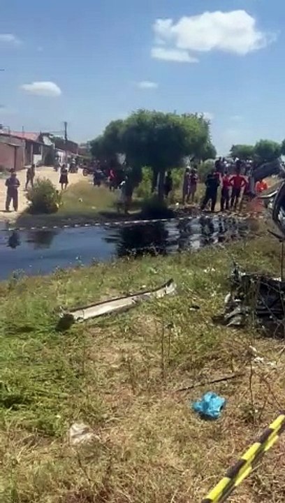 Caminhão carregado de asfalto líquido tomba na BR-020 após motorista desviar de motocicleta