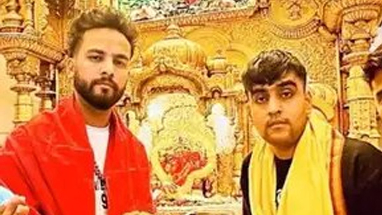 Elvish Yadav Siddhivinayak Temple Darshan After Bail In Snake Venom Case, Public Reaction...|