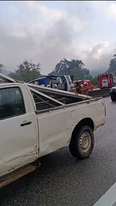 加叻大道严重意外 巴士翻覆疑压中人 (2)