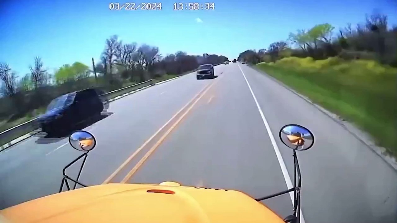 アメリカ・テキサス州でセメントトラックがスクールバスに衝突し横転