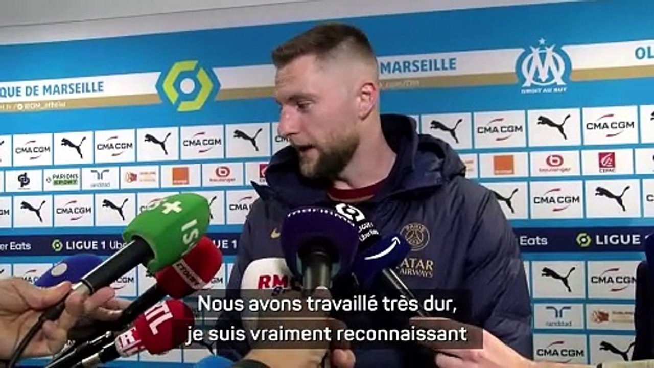Milan Škriniar remercie le staff médical du PSG
