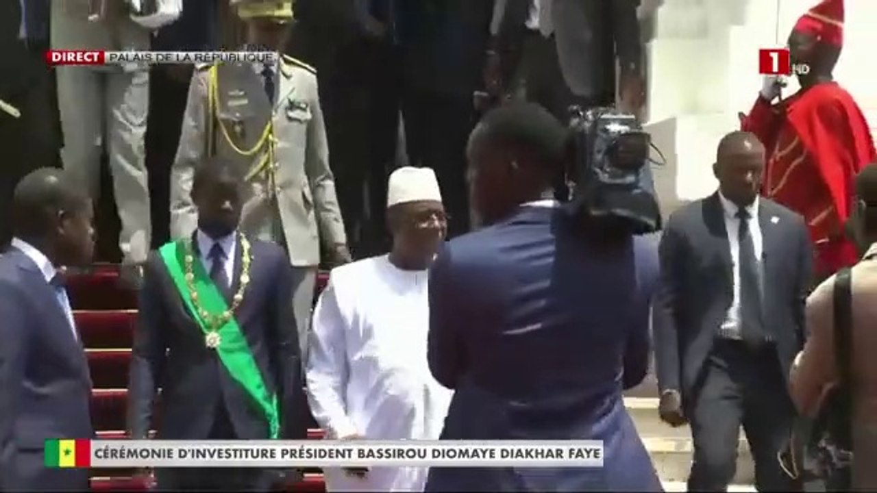 Diomaye entre et Macky Sall sort du Palais