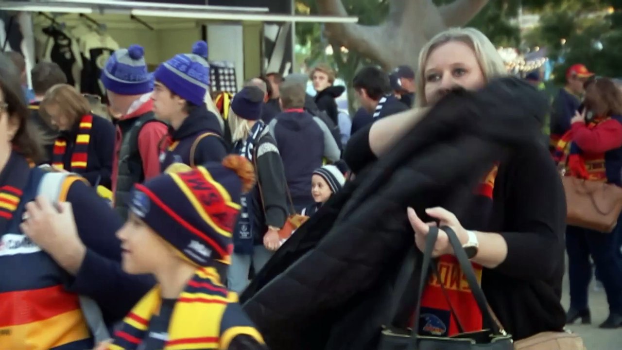 Tens of thousands of AFL fans head to Adelaide for Gather Round