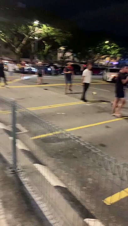 疑2组拖车员“抢生意” 50男子甲洞街头群殴