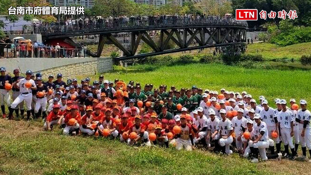 紅不讓！「紅球」與棒球相遇  竹溪月見橋風鈴木吸睛（台南市府體育局提供）
