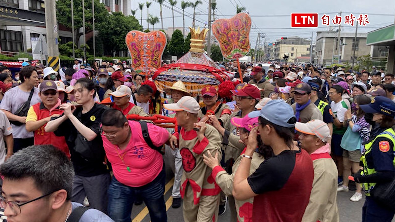 大甲媽變「超跑」  200公斤神轎飛奔趕行程