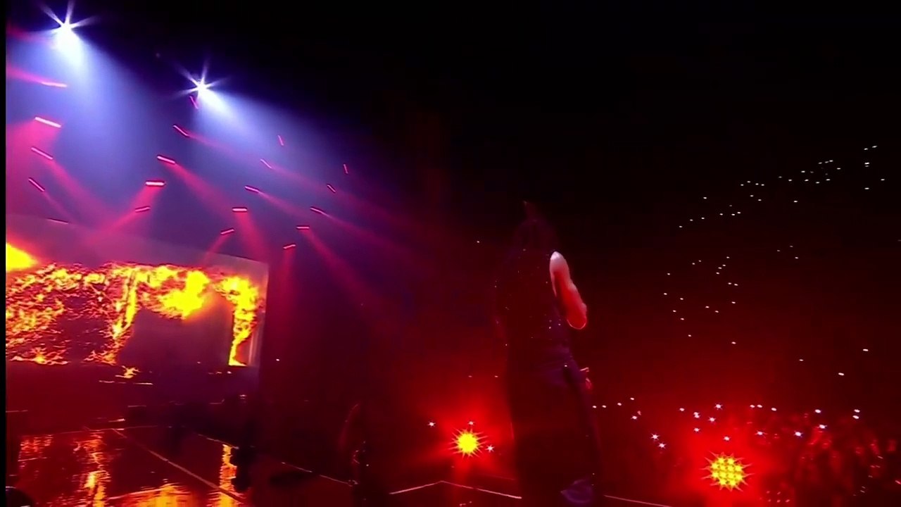 Gazo chante son tube "Die" en live à Bercy