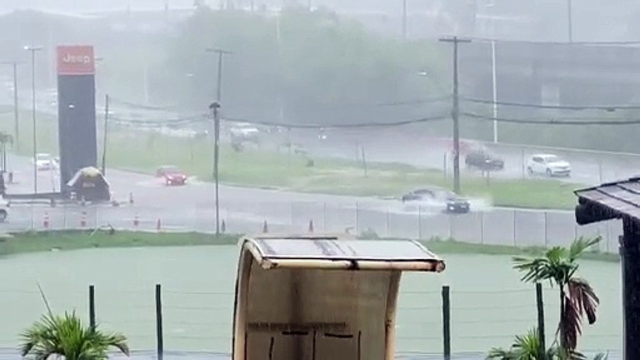 Carros passam por dificuldades em meio a poças D’água na Avenida Paralela