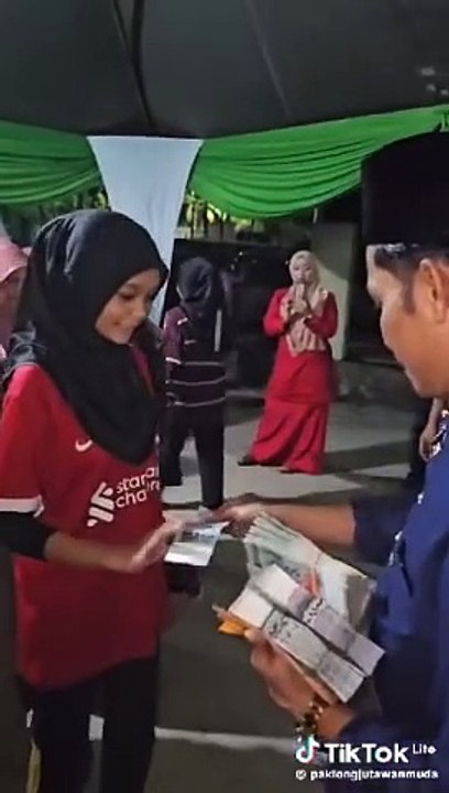 马来男子大街派钱 民众近前 即领50令吉