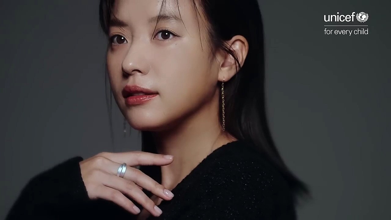 배우들의 손에서 빛나는 유니세프 팀 반지