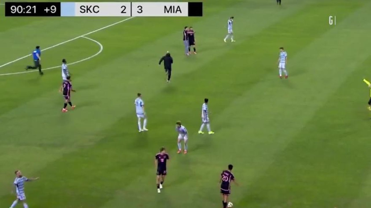 Il bodyguard di Messi è un felino: scatto impressionante per fermare un tifoso