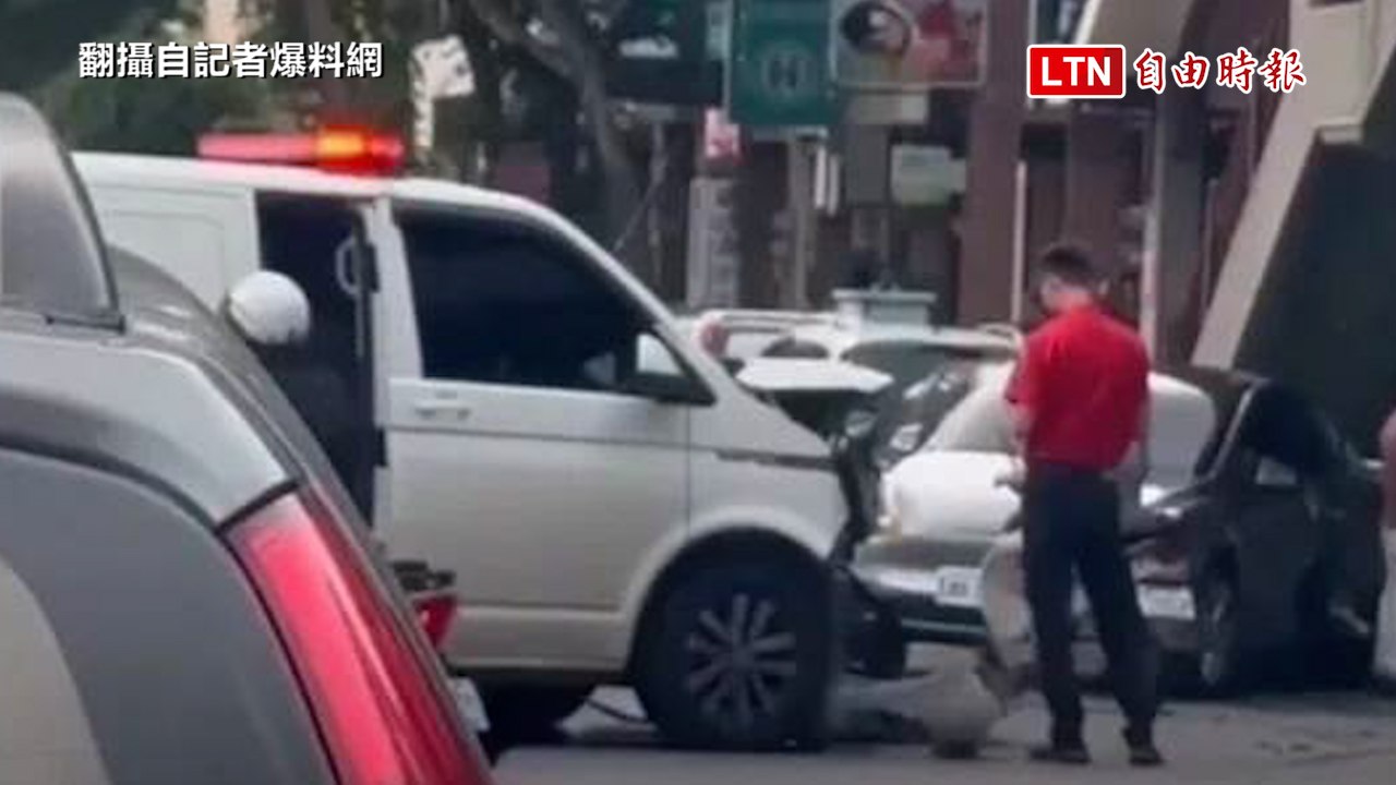 與執勤救護車路口碰撞 百萬特斯拉若未禮讓恐要負責（翻攝自記者爆料網、警方提供、竹北警分局提供）