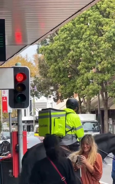 Un livreur Uber Eats... à cheval