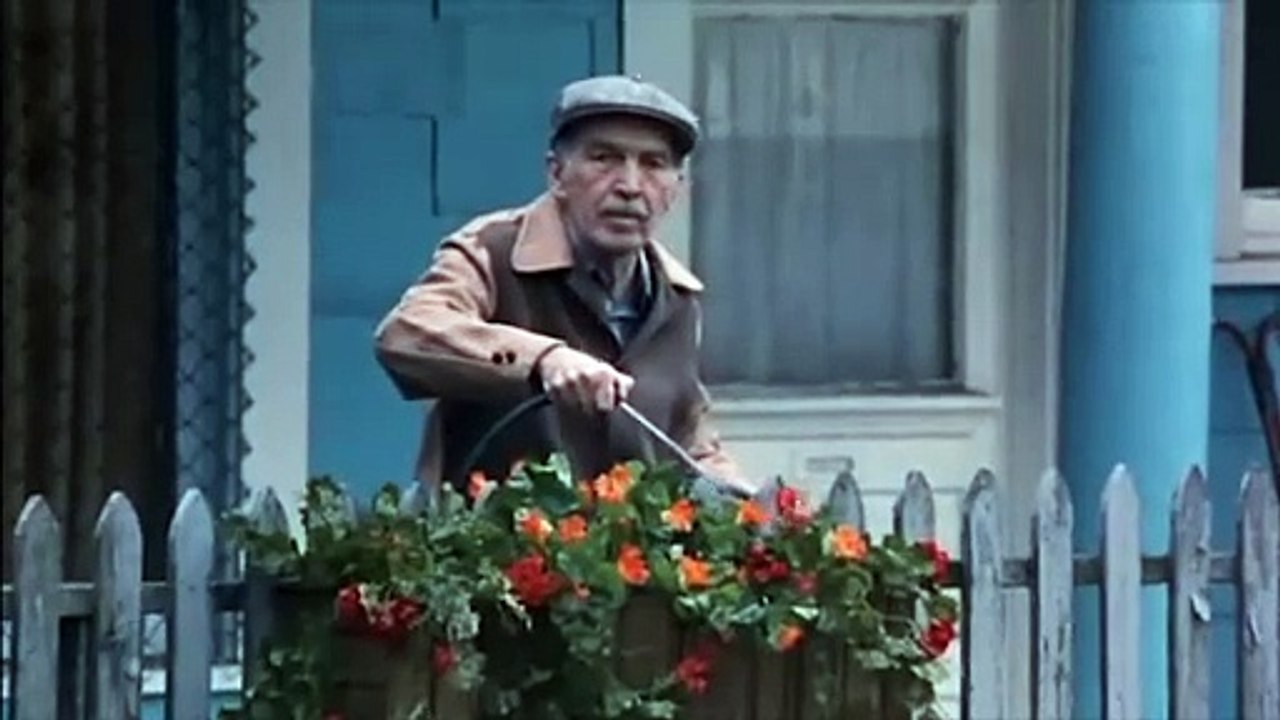 Eso - Beverly es acosada por Henry Bowers