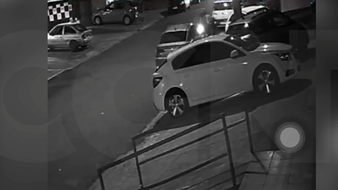 Câmera mostra motociclista que matou Maylon Tavares da Cruz chegando ao local do crime