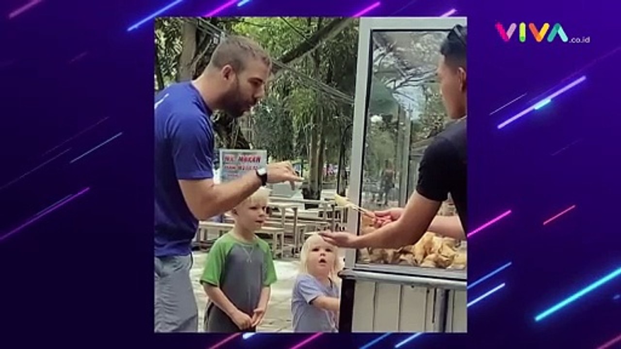 Momen Saat Bule Beli Gorengan, Ekspresi Anaknya Bikin Ngakak