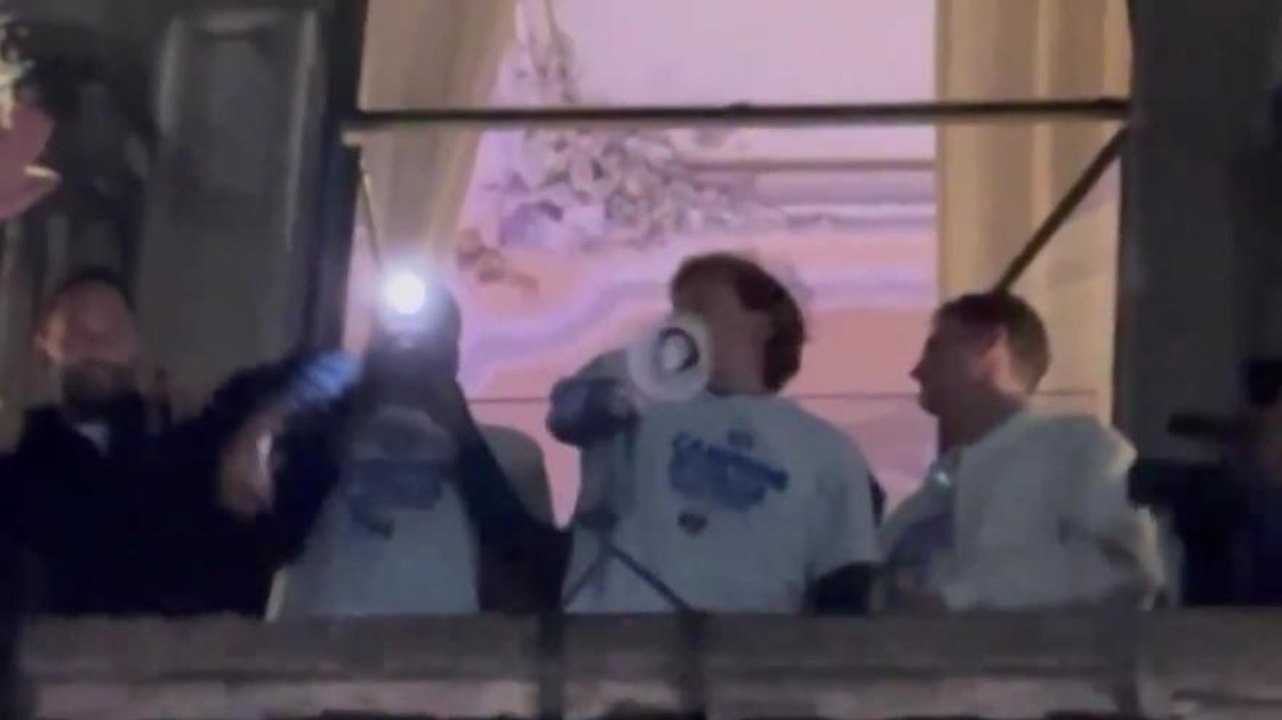 Festeggiamenti Inter: la piazza insulta Theo Hernández, ma Barella ferma il coro