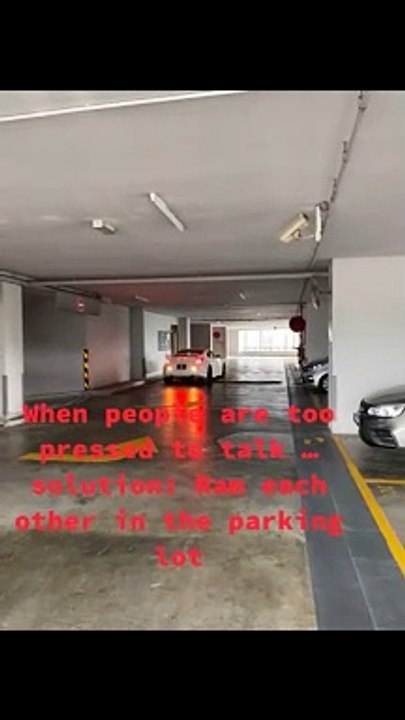 2司机 互相不爽 停车场 上演“碰碰车”