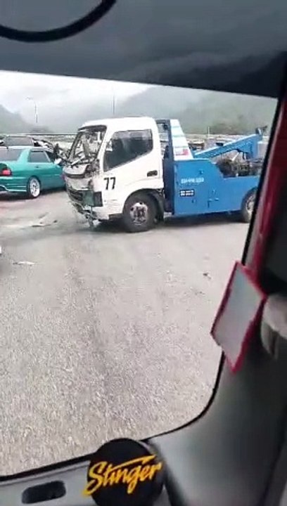 拖车罗厘撞罗厘 女乘客被抛飞路面