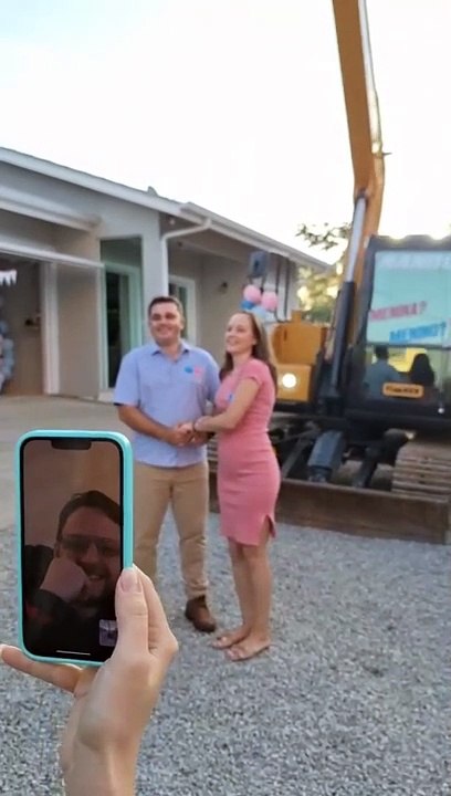 Casal de SC usa escavadeira para fazer chá revelação de bebê