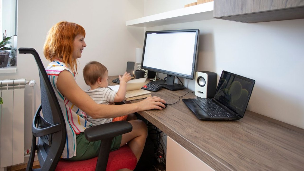 Así puedes incorporar la deducción por maternidad a tu declaración de la Renta del ejercicio 2023