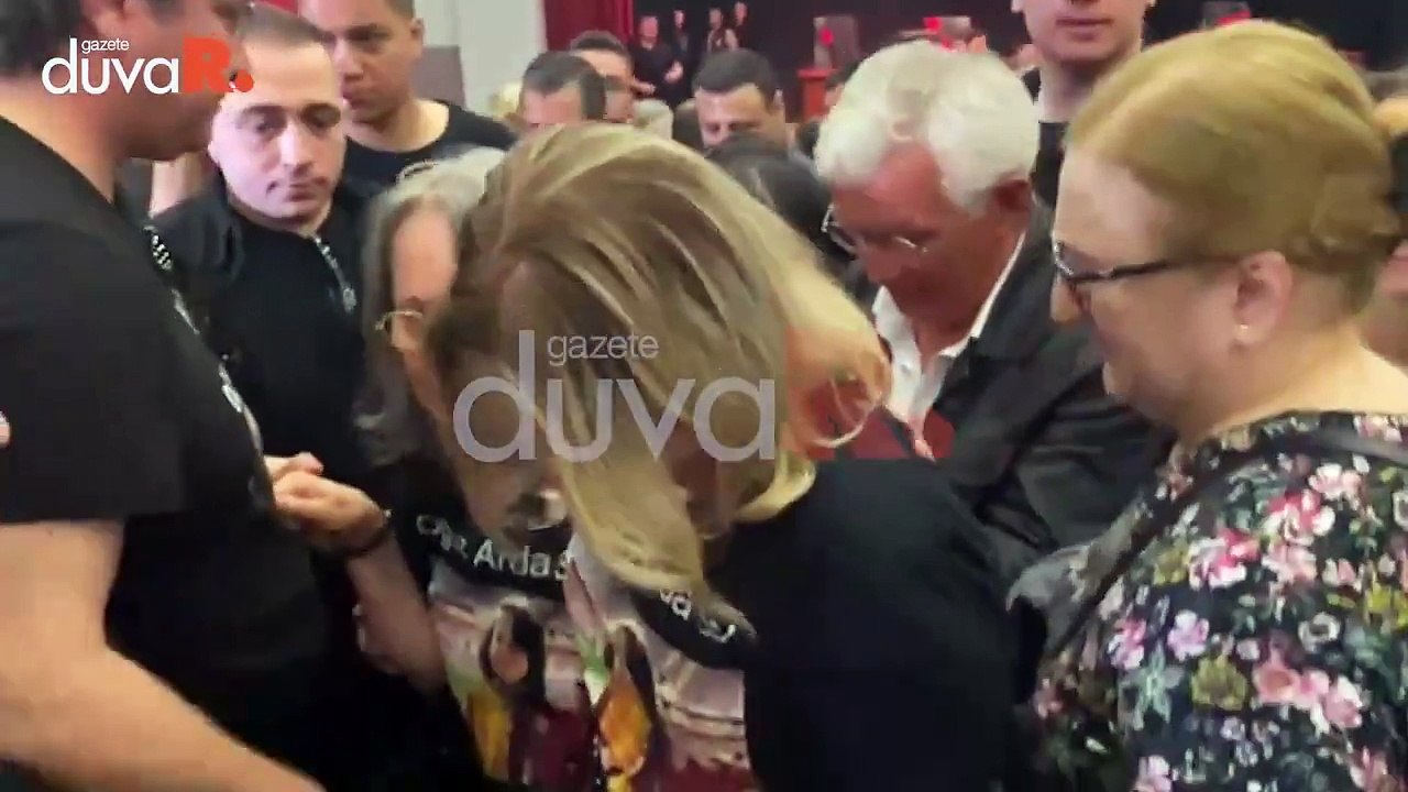 Mısra Öz karar sonrası gözyaşlarını tutamadı