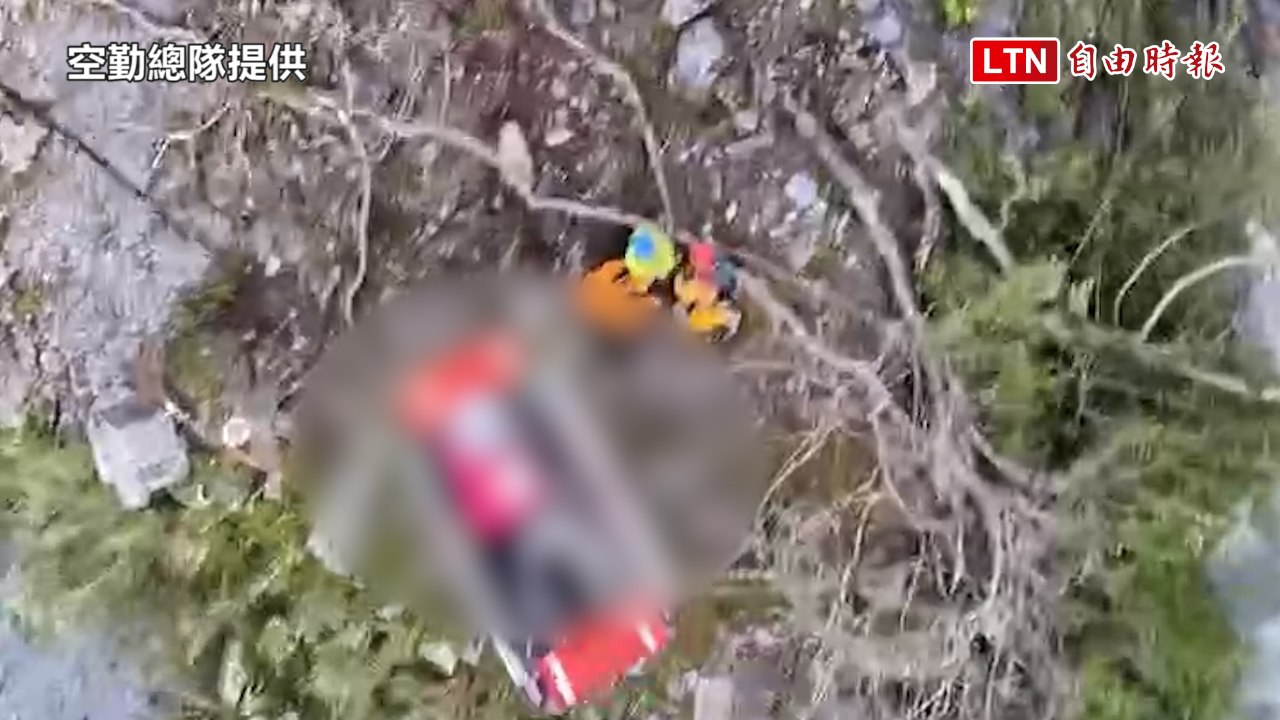 抓準天氣轉好瞬間救人 南三段「骨折女」獲直升機吊掛就醫（空勤總隊提供）