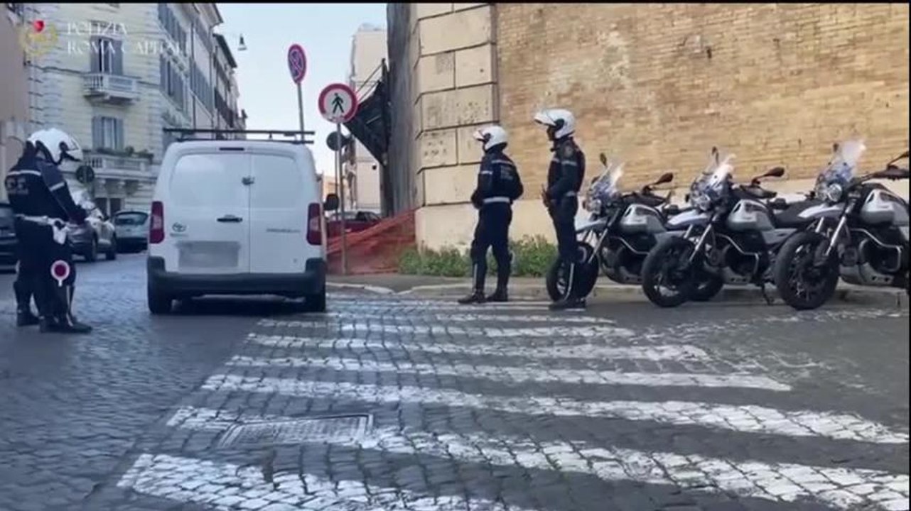 Elettrica contromano nella Ztl: espedienti per non pagare, il video