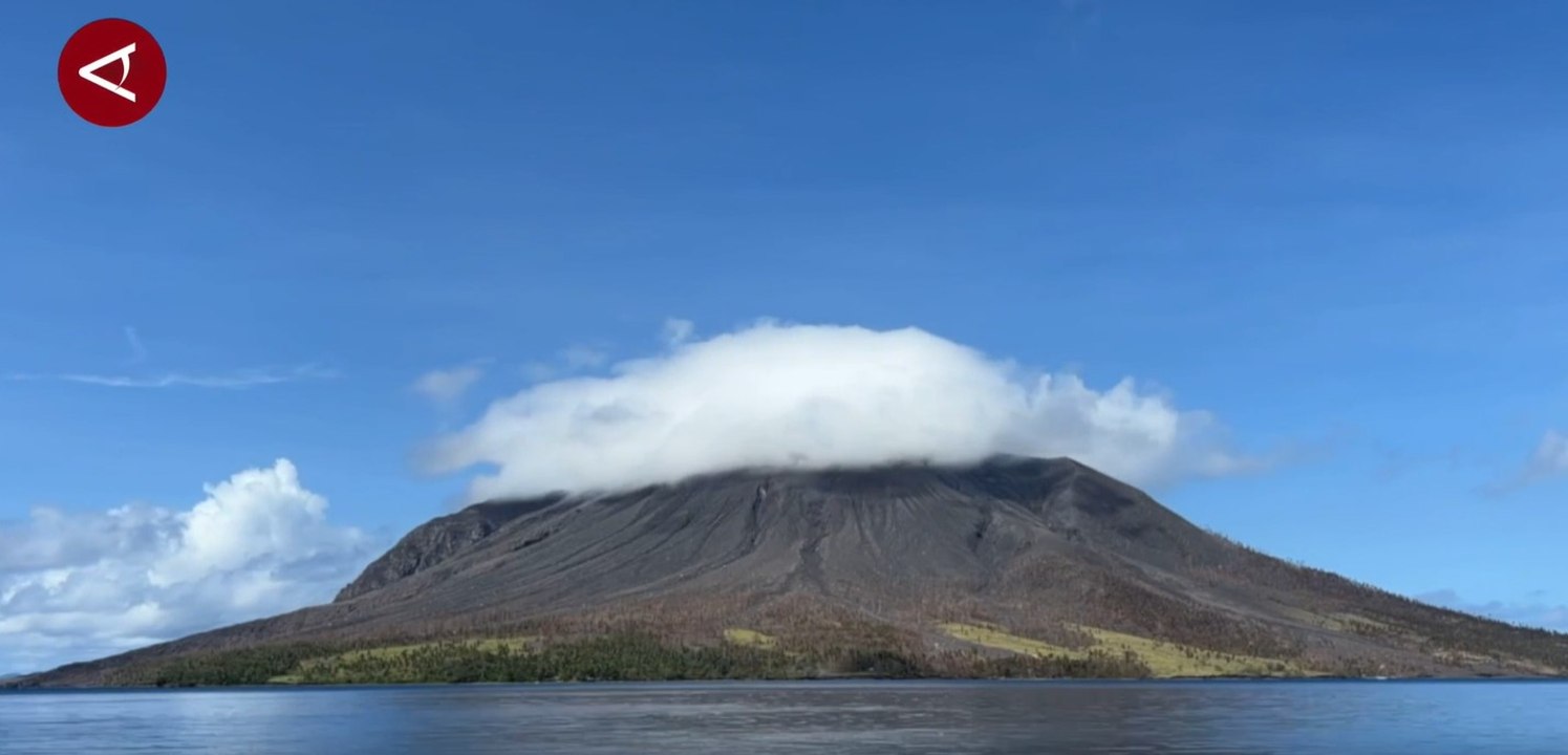 Penampakan Pulau Ruang pascaerupsi Gunung Ruang
