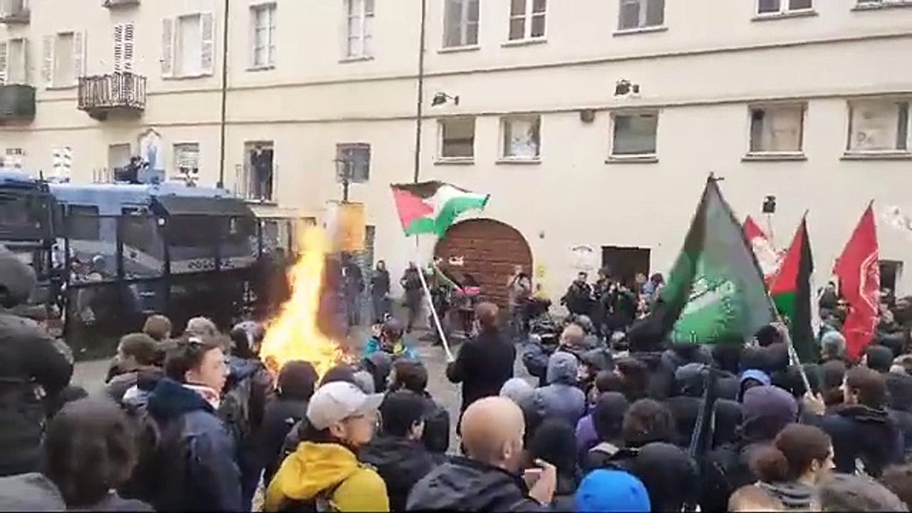 G7 di Venaria, brucia la gigantografia di Biden