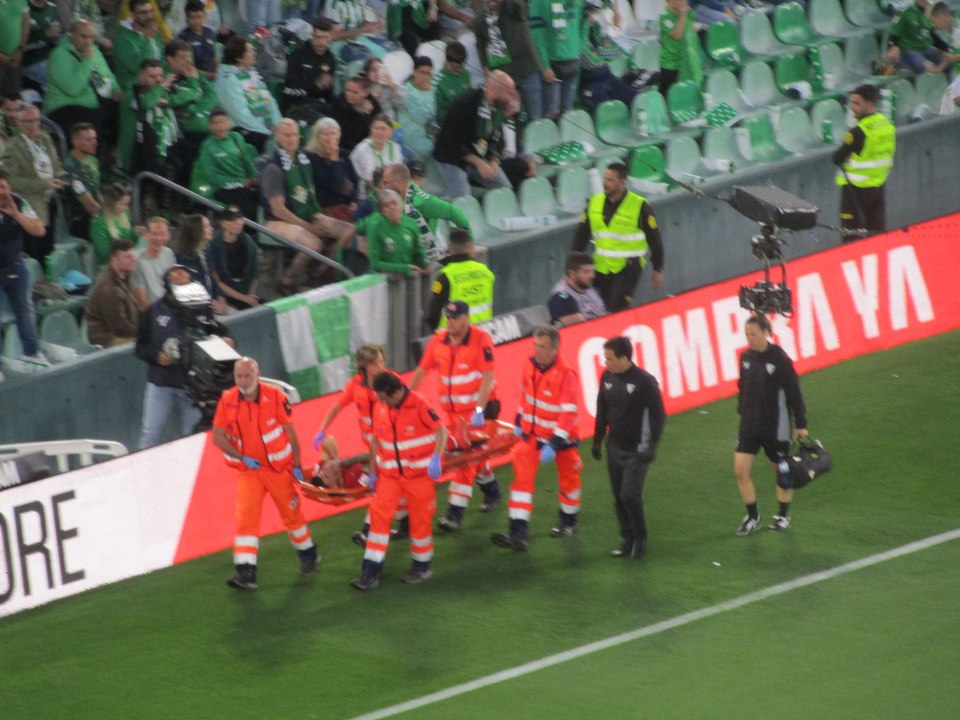 Isaac Romero se marcha en camilla