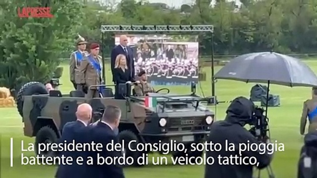 Meloni sotto il diluvio alla festa dell'Esercito