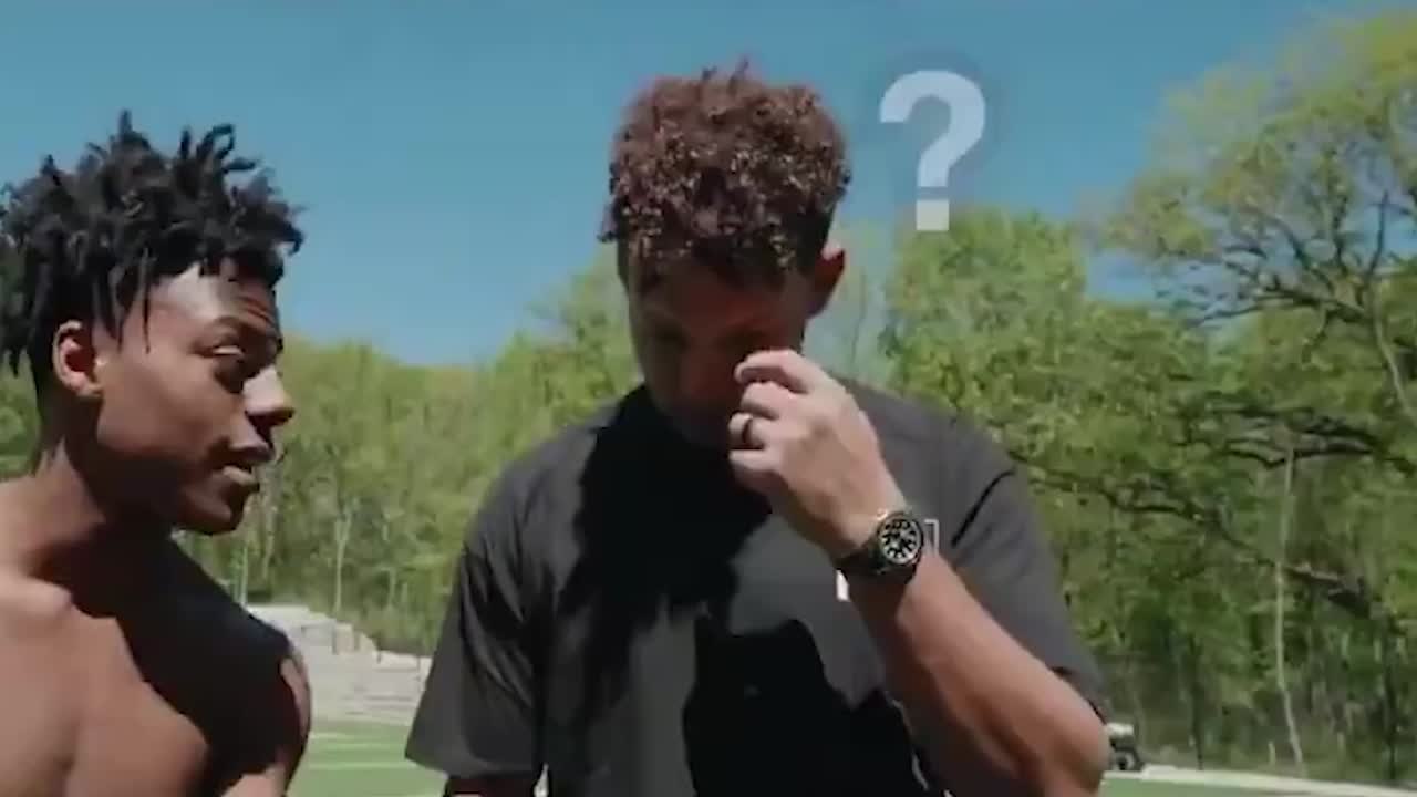 "BARK!" -Mahomes throws dart to iShowSpeed