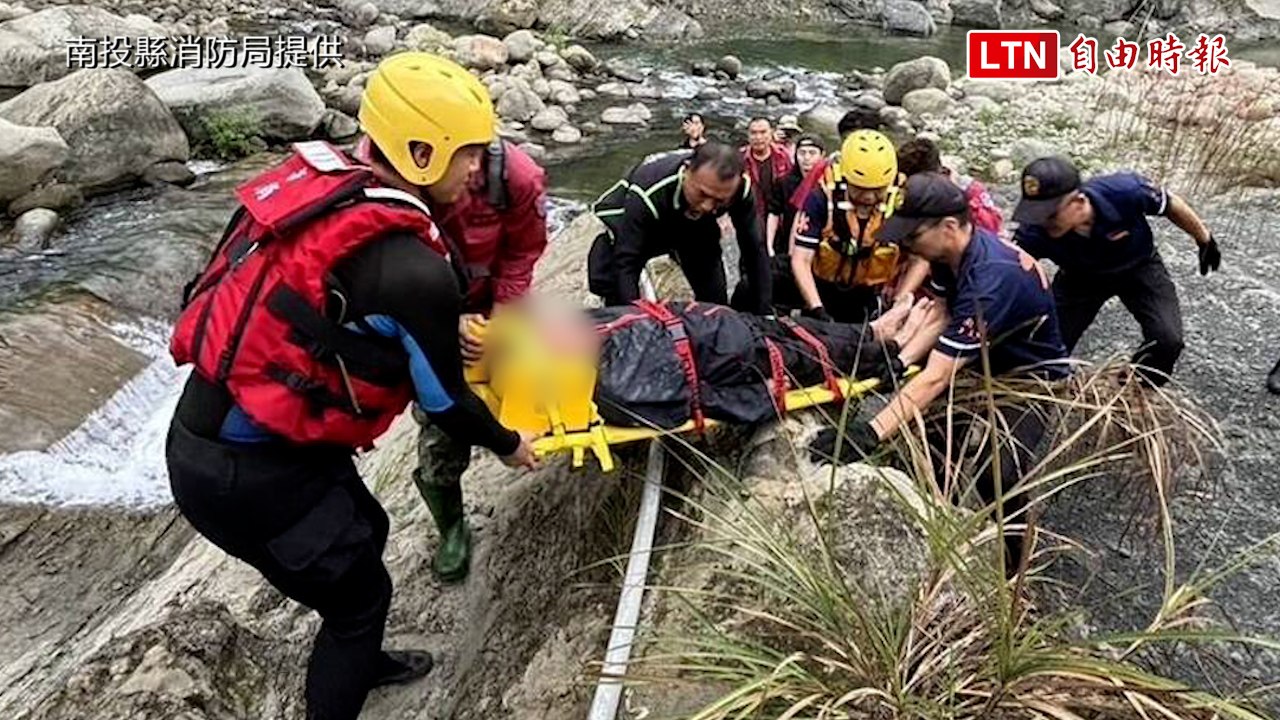 南投老翁訪友離奇誤入溪谷  幸被釣客發現報案救出 (南投縣消防局提供)