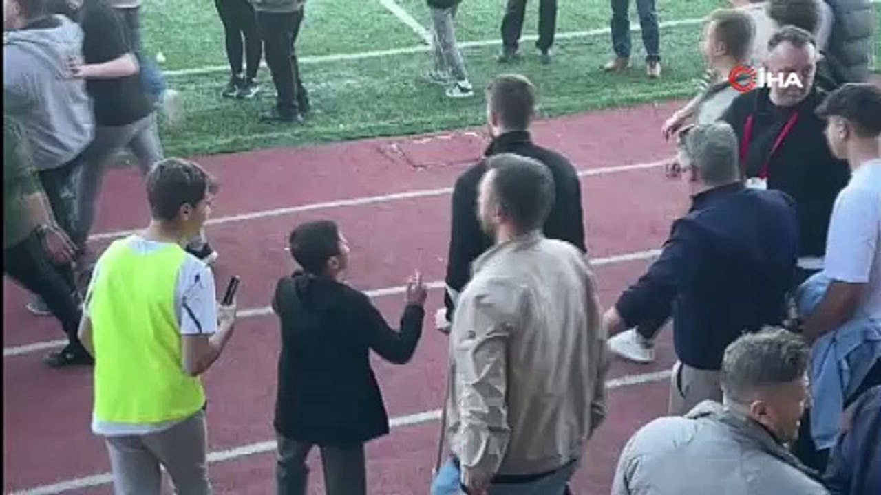 Fenerbahçeli İsmail Yüksek memleketi İznik’te maç izlemeye koltuk değnekleriyle geldi