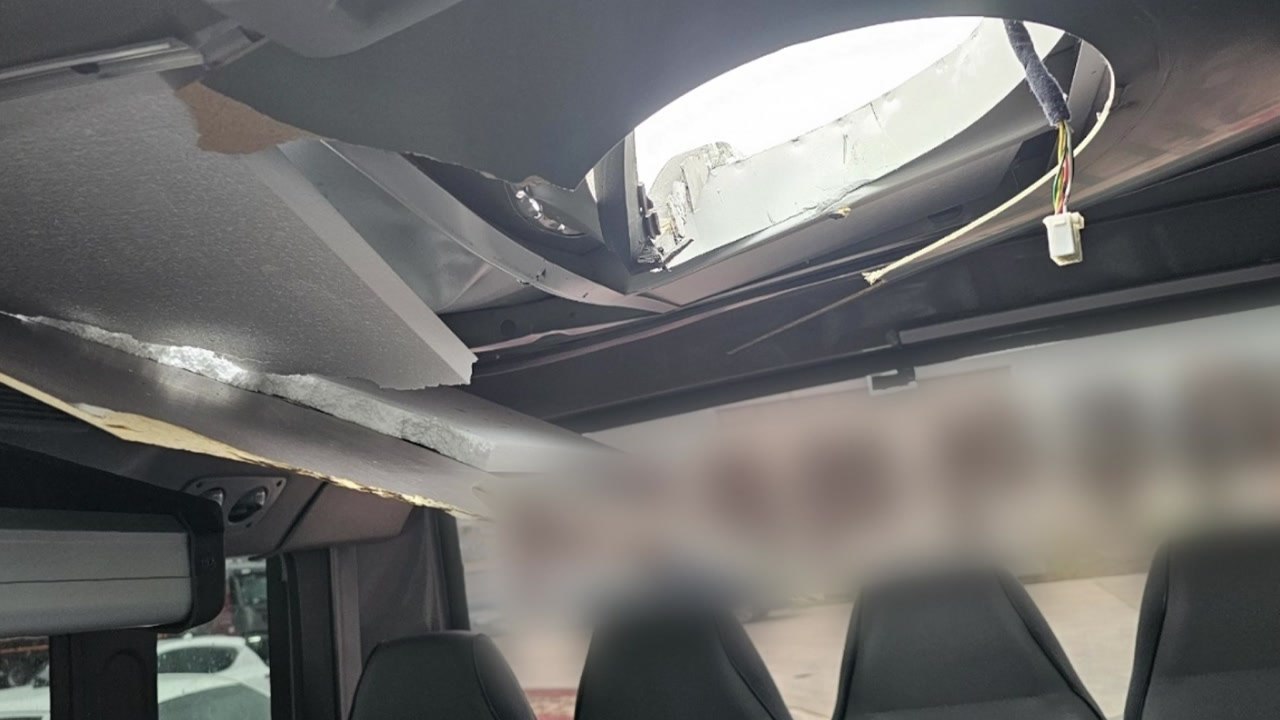 울릉도 달리던 관광버스에 50cm 돌 낙석...3명 다쳐 / YTN